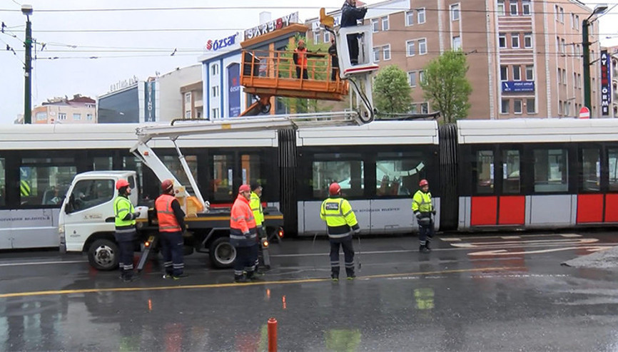 Tramvay hattında kopan tel seferleri aksattı