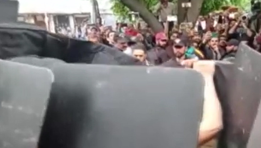 Imran Khan mahkemeye kurşun geçirmez kalkanlarla getirildi