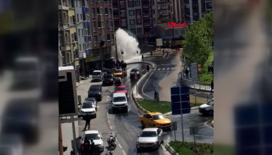 Eyüpsultanda su borusu patladı, yollar göle döndü