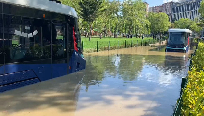 Eyüpsultanda su borusu patladı: 2 tramvay mahsur kaldı