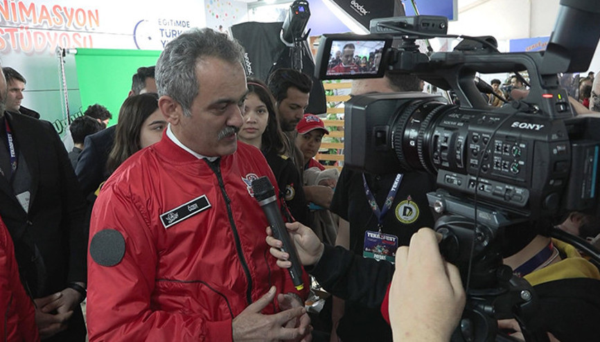 Bakan Özerden TEKNOFESTte Demirören Lisesi öğrencilerine ziyaret