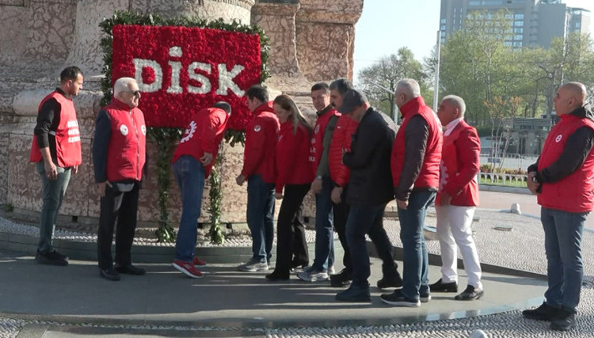 DİSK Taksim Cumhuriyet Anıtına çelenk bıraktı