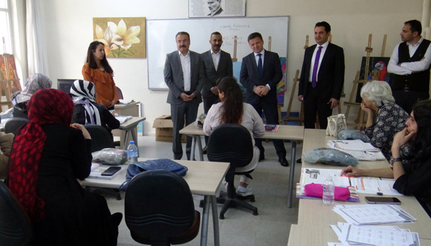 Avcılar’da okuma yazma bilmeyen 490 kişi için okuma seferberliği Avcılar’da okuma yazma bilmeyen 490 kişi için okuma seferberliği