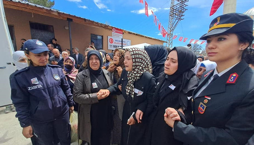 Şehit Koçaka, nişanlısı ve annesinden el ele uğurlama Şehit Koçaka, nişanlısı ve annesinden el ele uğurlama