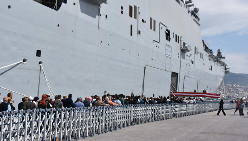 TCG Anadoluya İzmirde yoğun ilgi... Uzun kuyruklar oluştu