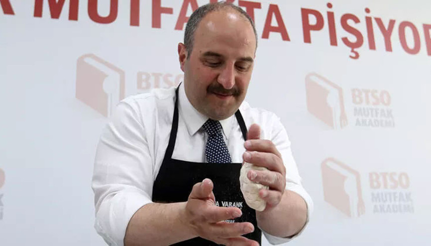 Bakan Varank, tezgaha geçip baba mesleğini icra etti