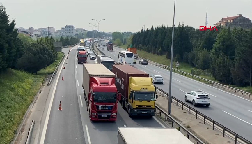 TEMde minibüs devrildi, uzun araç kuyruğu oluştu