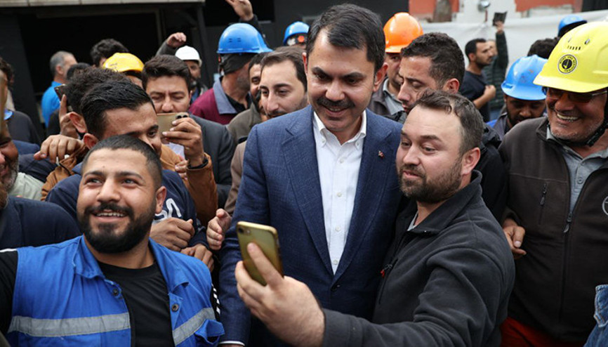 Bakan Kurum: Tuzlada tersanede çalışan işçilerle bir araya geldi