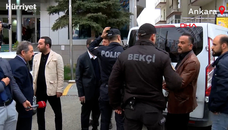 AK Parti Ankara İl binasına taşlı sopalı saldırı