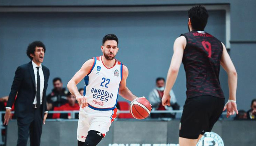 Anadolu Efes deplasmanda farklı kazandı
