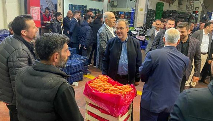 Bakan Kasapoğlu, İzmir Meyve ve Sebze Halini ziyaret etti