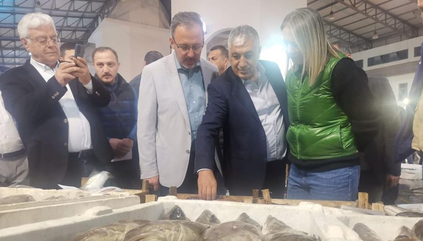 Bakan Kasapoğlu balıkçı esnafıyla bir araya geldi