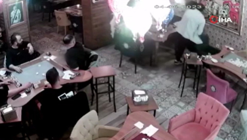 Hem oğlunu hem de arkadaşlarını ıstakayla dövdü