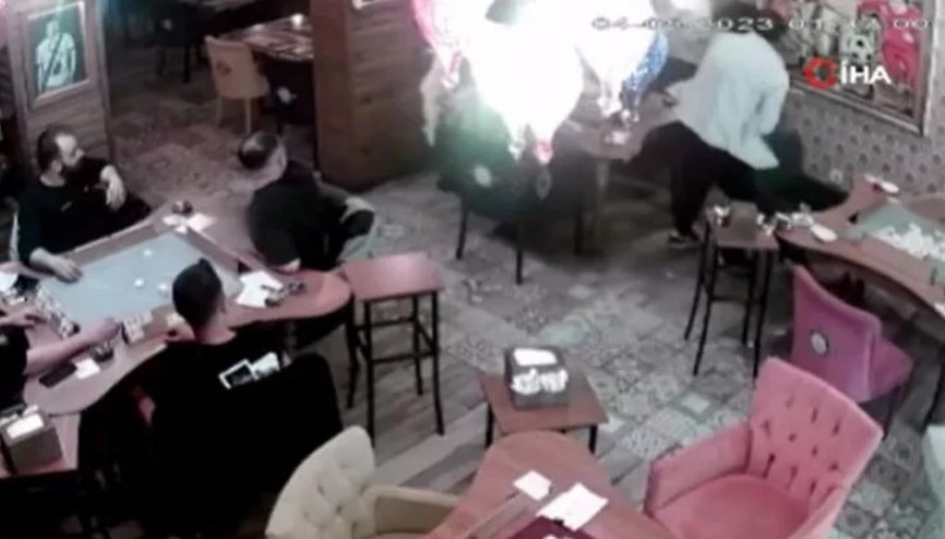 Oğlunun okey oynamasına sinirlendi, hem oğlunu hem de arkadaşlarını ıstaka ile dövdü