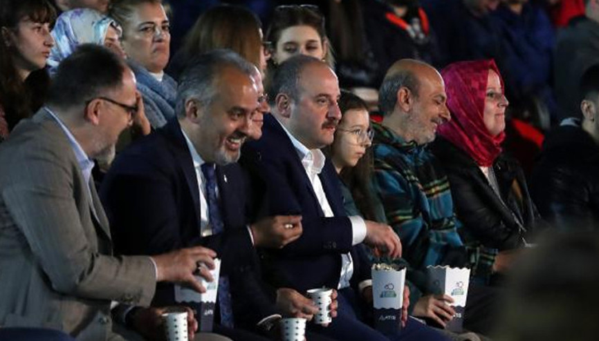 Bakan Varank, sözlerini skece konu eden Güldür Güldür Show ekibini izledi