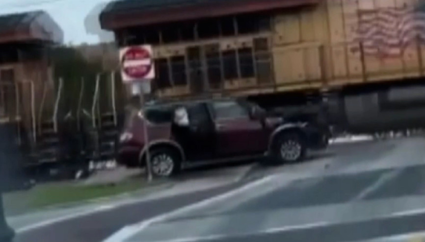 Tren rayların üzerindeki araca çarptı, 3 kişi son anda kurtuldu