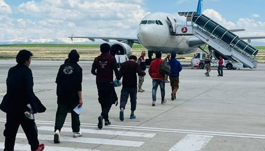 Afganistanlı 227 kaçak göçmen ülkelerine gönderildi
