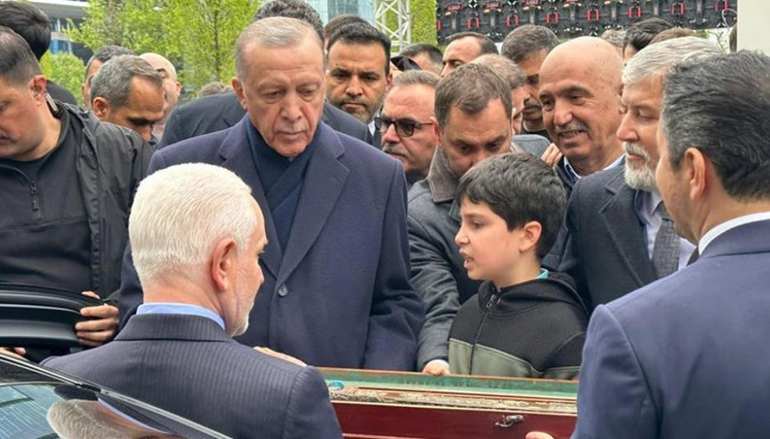 Azerbaycanlı demir ustasından Cumhurbaşkanı Erdoğan’a “Zafer Kılıcı” hediyesi