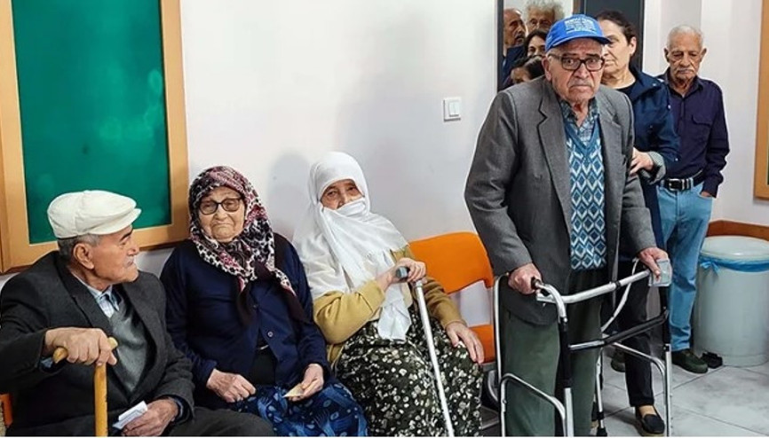 Oy vermeye bastonları ve tekerlekli sandalyelerle geldiler