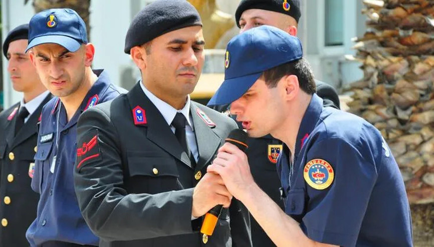 Temsili askerlik töreninde engelli gencin okuduğu türkü duygulandırdı