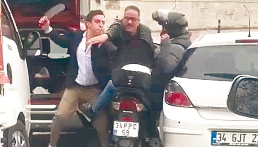 Trafikte satırlı dehşet Motokurye ölümden döndü