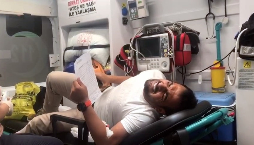 TBMM Başkanı, rahatsızlanınca pusulaları ambulansla teslim eden sandık başkanını tebrik etti TBMM Başkanı, rahatsızlanınca pusulaları ambulansla teslim eden sandık başkanını tebrik etti