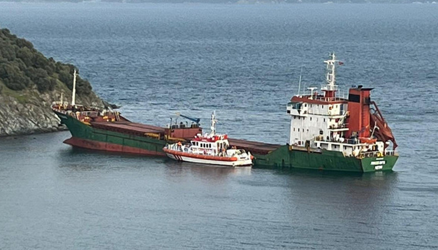 Marmara Adası açıklarında karaya oturan gemi, 3 saatte kurtarıldı