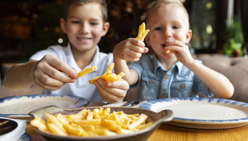 Oyuncaklı çocuk menülerinde artan obezite tehlikesi Oyuncaklı çocuk menülerinde artan obezite tehlikesi