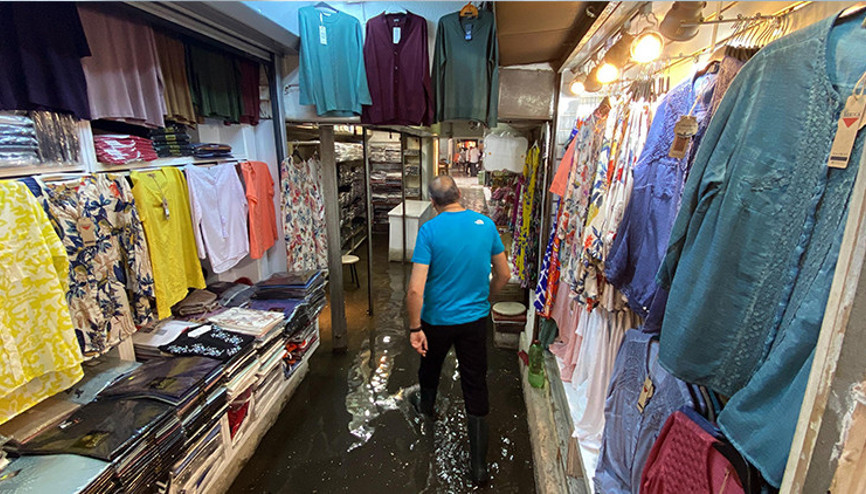 İzmirde sağanak; Tarihi Kemeraltı Çarşısında iş yerlerini su bastı