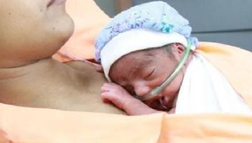 Prematüre bebeklere kanguru bakım önerisi