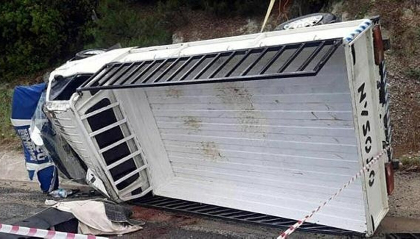 Denizlide kamyonet takla attı, 1 ölü, 1 yaralı