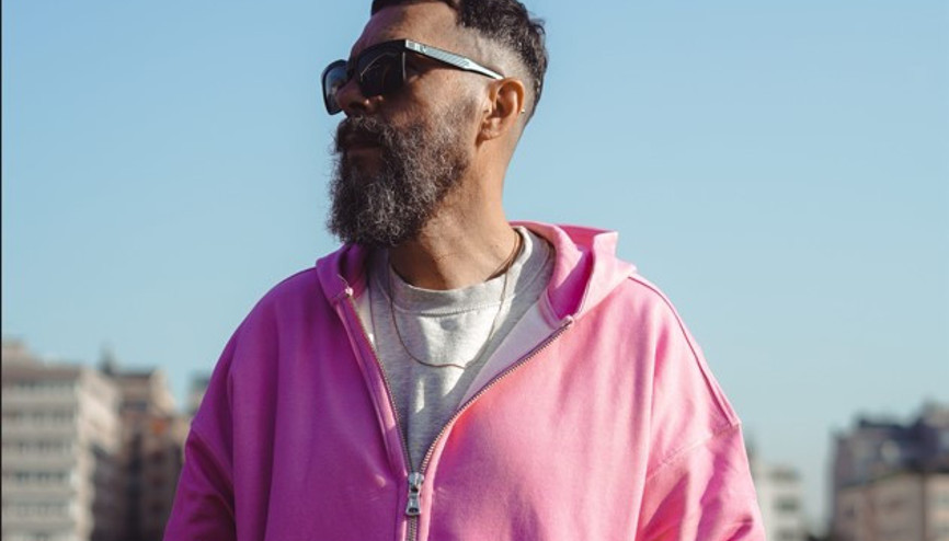 BeeGee depremzedeler için sahnede