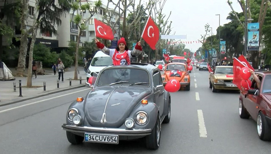 Kadıköyde 104 klasik otomobille 104. yıl konvoyu