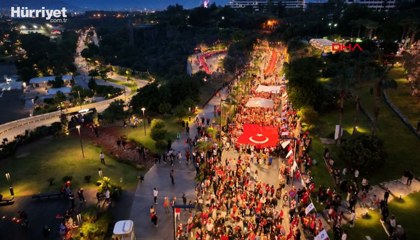 19 Mayıs yurtta fener alayı ile kutlandı