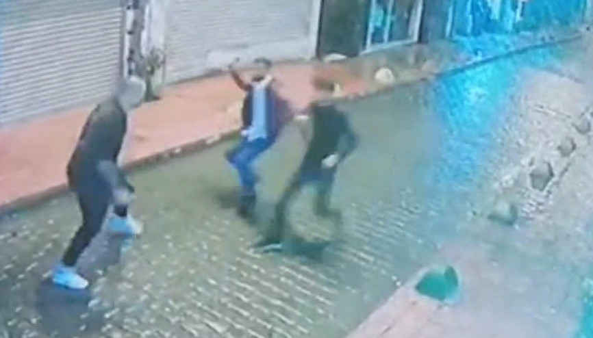 Beyoğlunda dehşet anları... Pala ile turiste saldırdılar