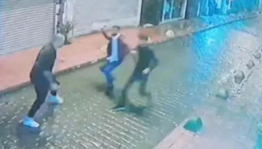 Beyoğlunda dehşet anları kamerada... Pala ile turiste saldırdılar