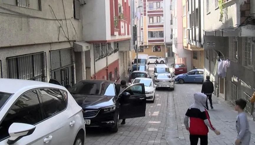 4’üncü kattan otomobilin üstüne düşen çocuk ölümden döndü O anlar kamerada
