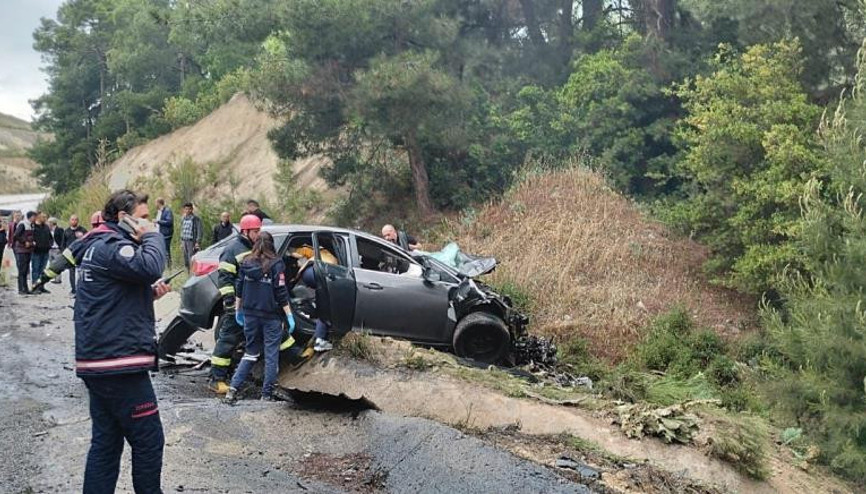 Denizlide feci kaza Tır çarptığı otomobili metrelerce sürükledi: 3 ölü, 2 yaralı