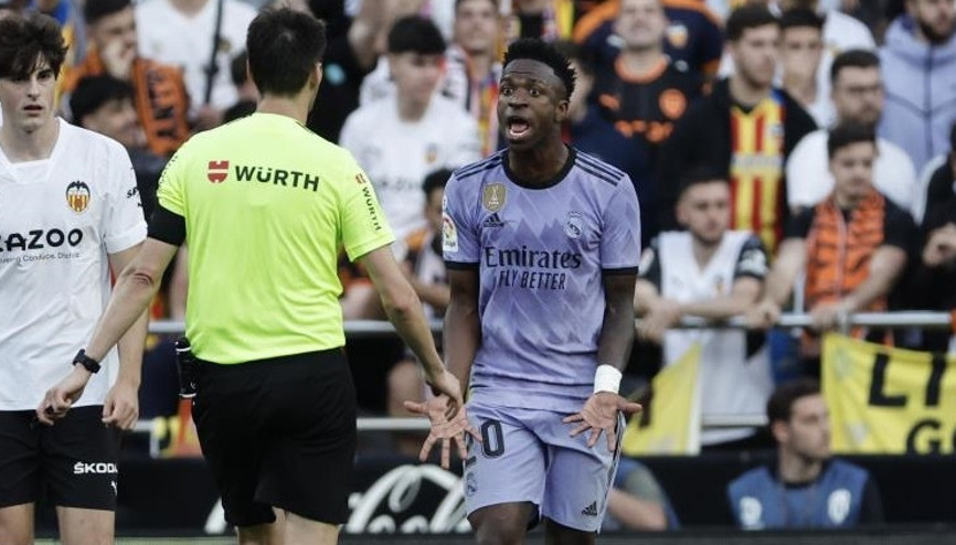 Vinicius Jr.a yapılan ırkçı hakaret cezasız kalmadı Valencia 5 maç seyircisiz...