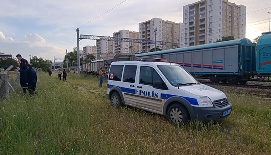 Vagonların üzerine çıkan yabancı uyruklu çocuk akıma kapıldı