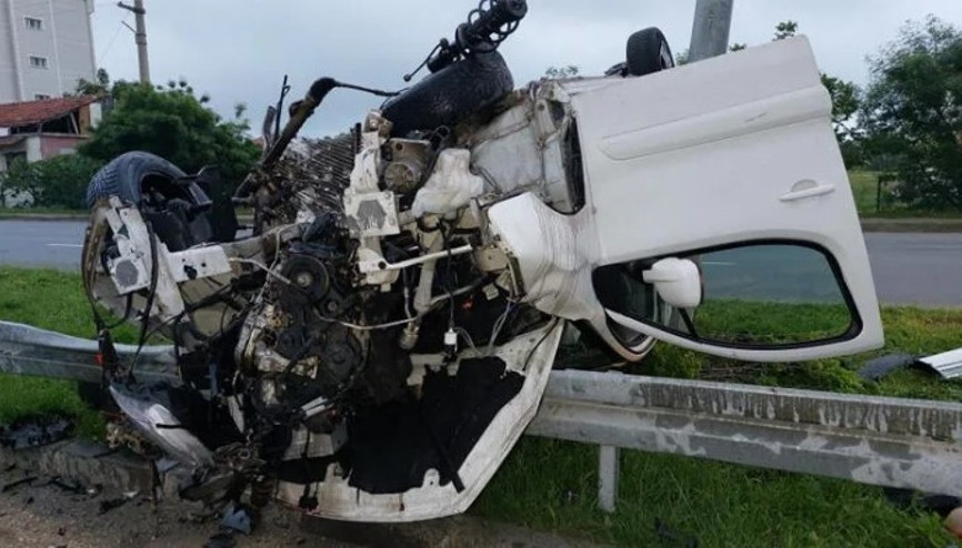 Samsunda bariyere çarpan hafif ticari araç takla attı: 1i ağır 2 yaralı