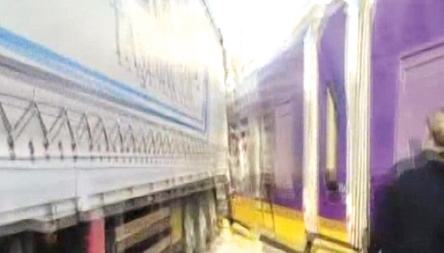 Tramvay TIR’ın dorsesine çarptı