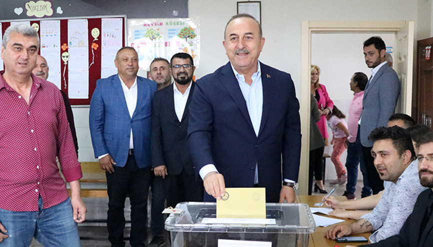 Antalyada oyunu kullanan Bakan Çavuşoğlu: İkinci tura da iyi hazırlandık