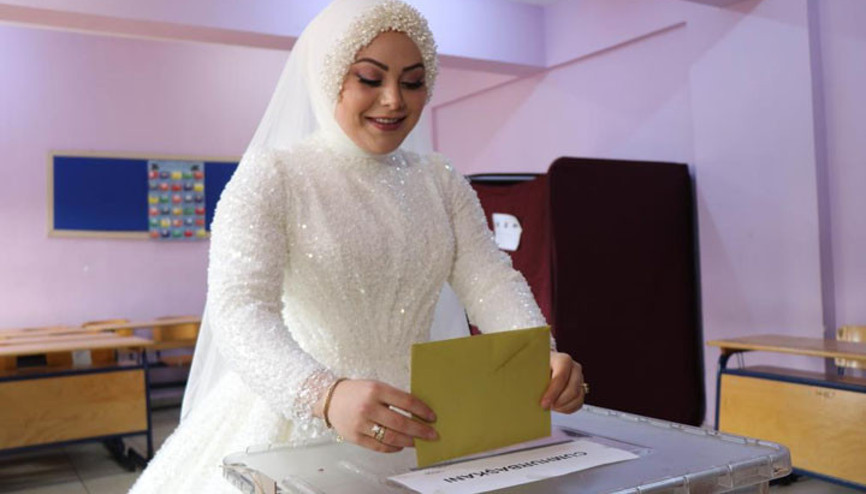 Oy kullanmaya gelinliğiyle geldi