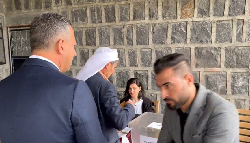 Şanlıurfa’da oy sandığı muhtarın evine kuruldu Şanlıurfa’da oy sandığı muhtarın evine kuruldu