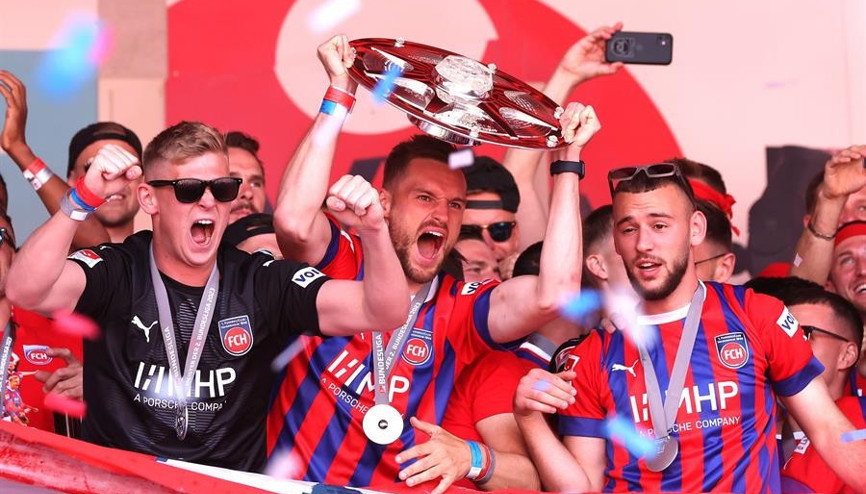 Mucize takım Heidenheim 49 bin kişilik kasaba takımı tarih yazarak Bundesligaya yükseldi