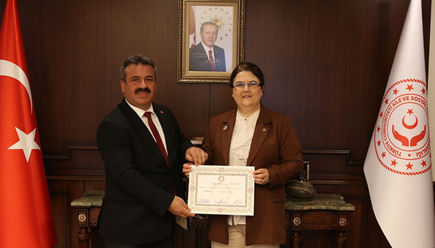 Bakan Yanık, mazbatasını aldı