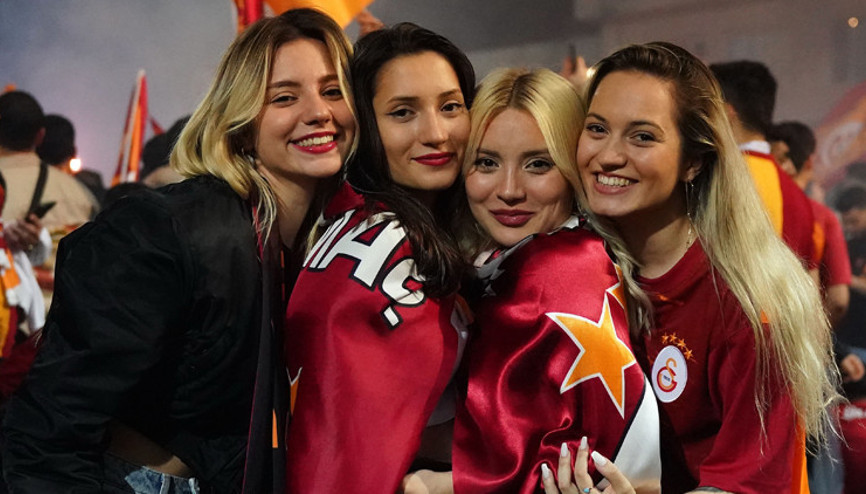 Şampiyonluk kutlaması için Galatasaray taraftarları Florya’ya akın etti