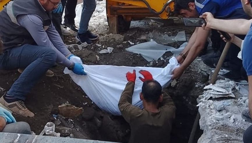 Yıkılan türbeden çıkarılan kemik parçaları inceleme için Hitit Üniversitesine gönderildi Yıkılan türbeden çıkarılan kemik parçaları inceleme için Hitit Üniversitesine gönderildi