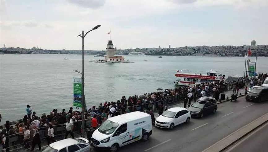 Kız Kulesinde ücretsiz son gün yoğunluğu Metrelerce kuyruk oluştu